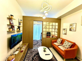 High Rise Condo with Balcony, Pool, Grand Lobby,Gym and Sky Garden 22F